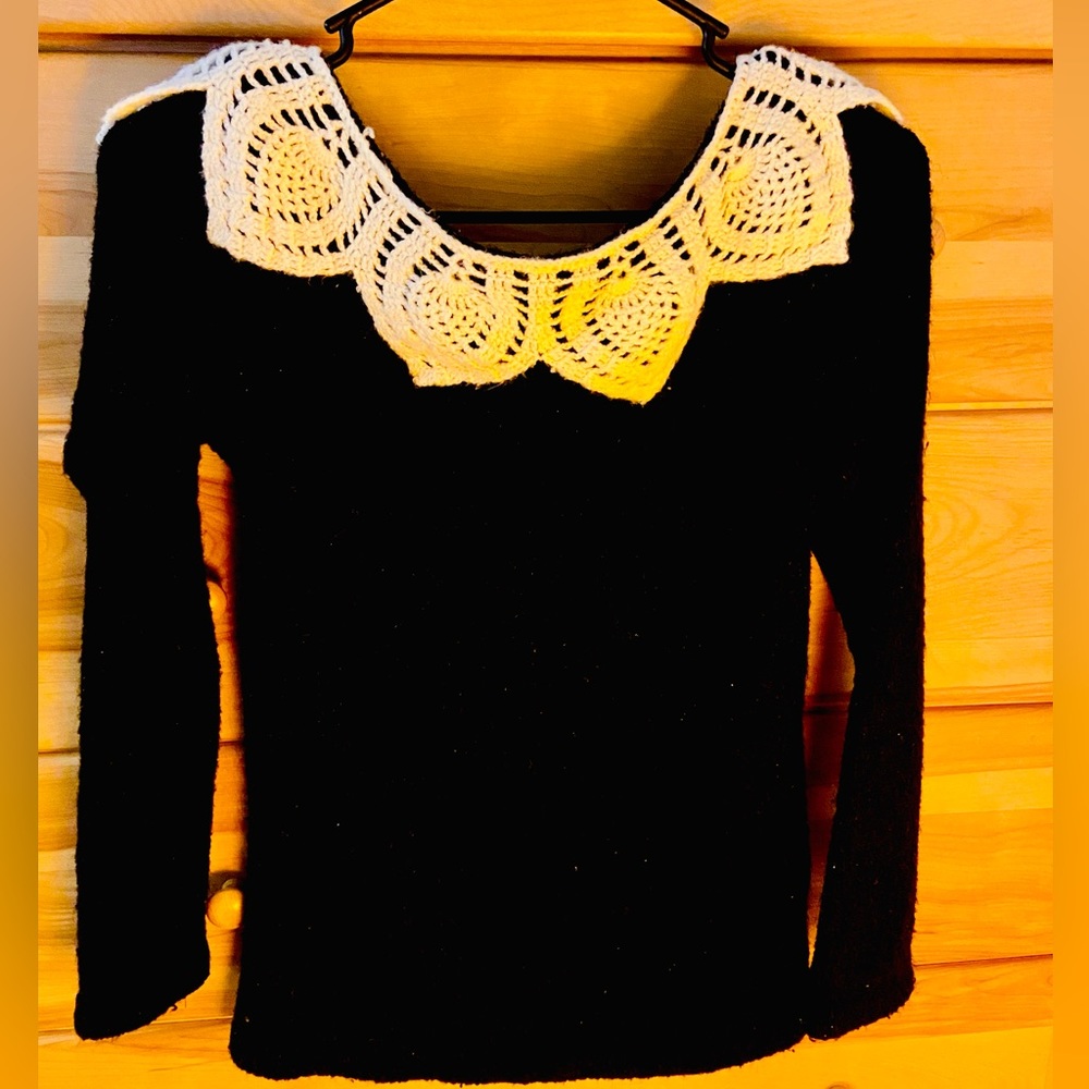 Sweater with pretty lace collar